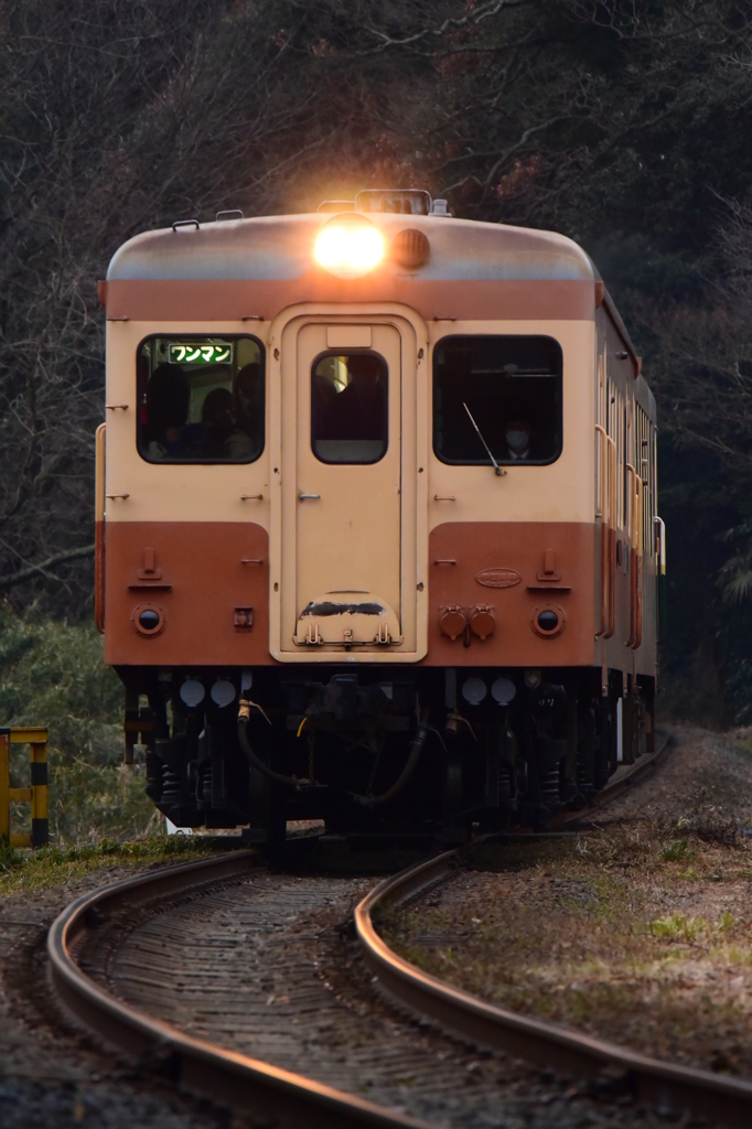 曇天の朝列車