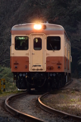 曇天の朝列車