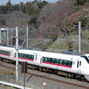 E657偕楽園下を行く