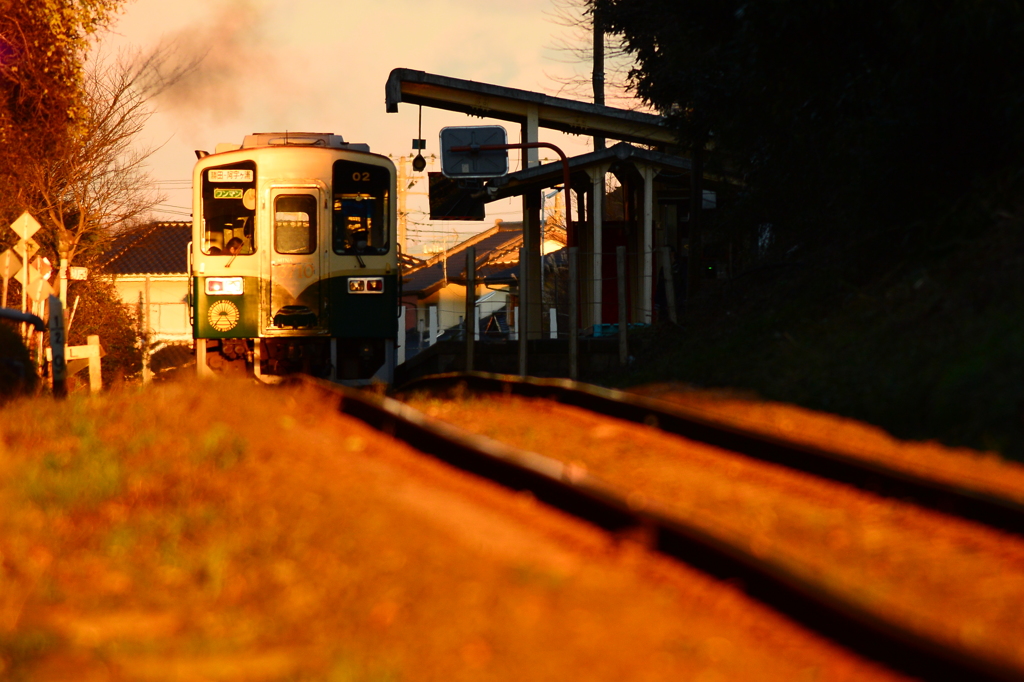 夕日があたる駅