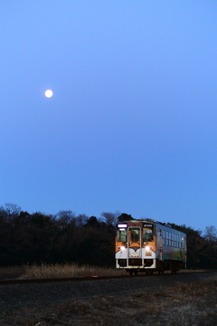 西の空に月