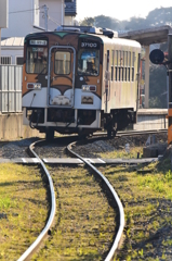 夕方の駅発車