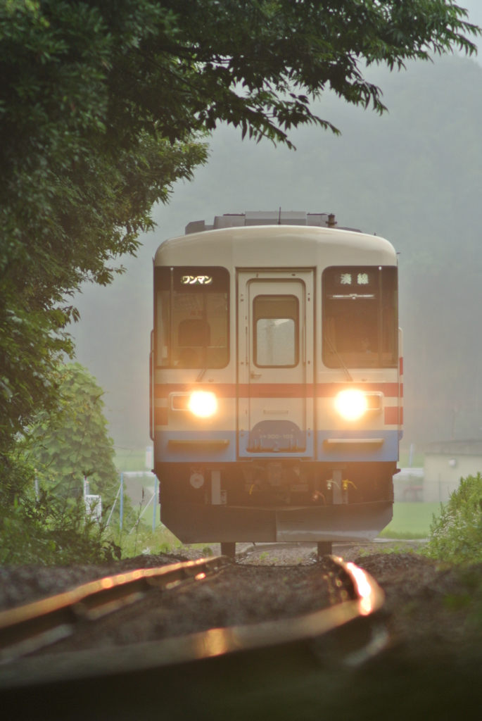 雨降る中を