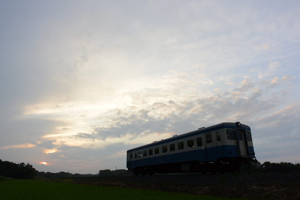 雲に隠れた夕日
