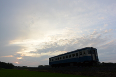 雲に隠れた夕日