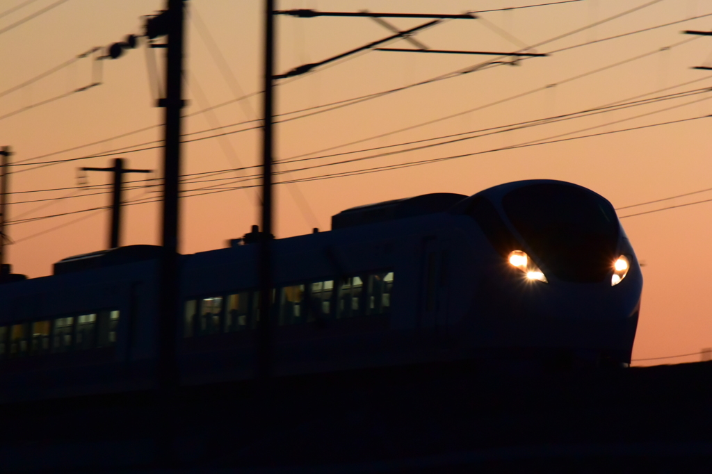 夕暮れを走るE657