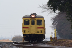 雨の中，キハ2004走る
