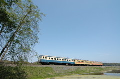 三色の気動車～新緑と青空～