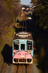 切り通しを行く
