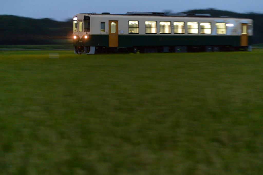 闇夜に向かって走る