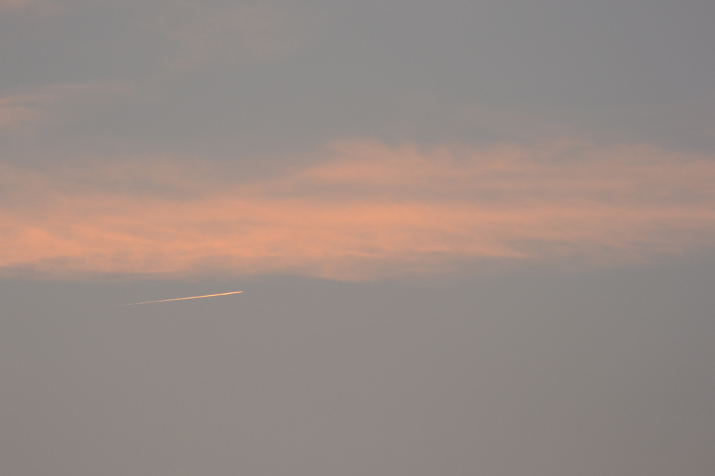 ひこうき雲と夕雲