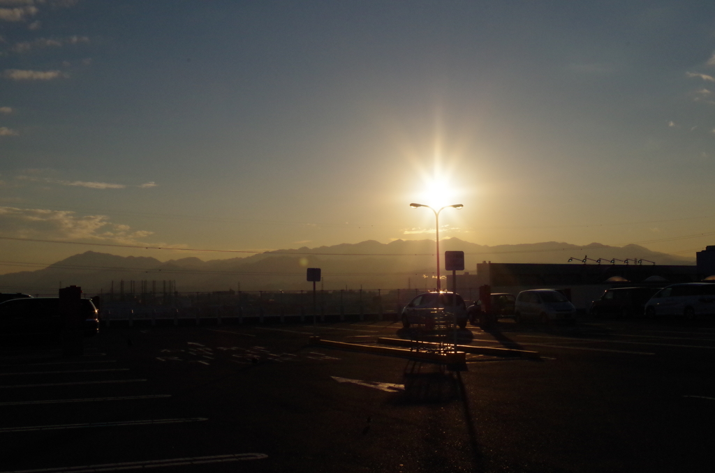 夕陽が電灯に乗っかっているように見えた