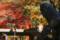 彫刻と紅葉