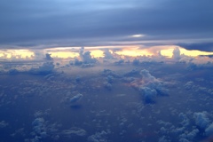 飛行機方の雲