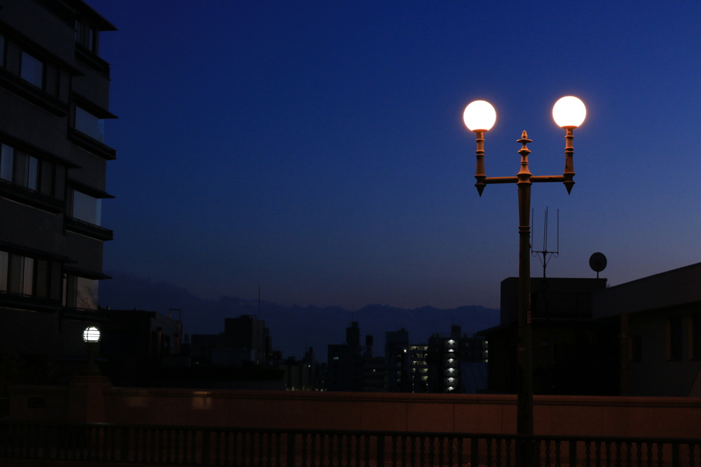 トワイライトに浮かぶ光。