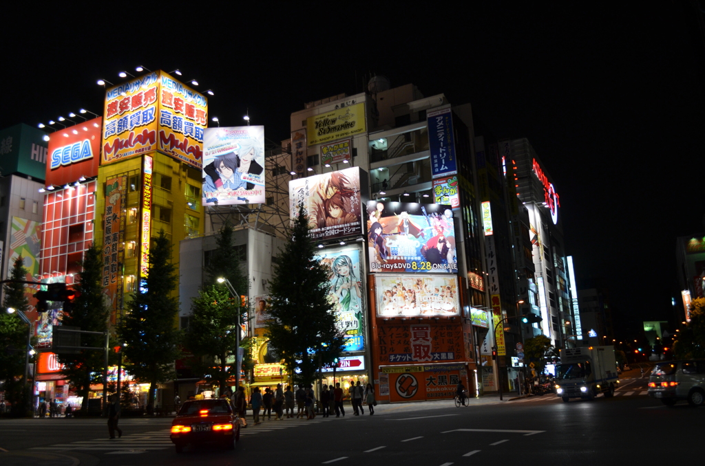 夜のアキバ交差点