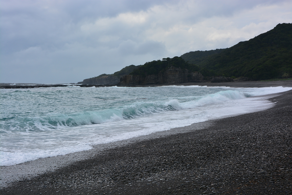 荒れ気味の砂利浜