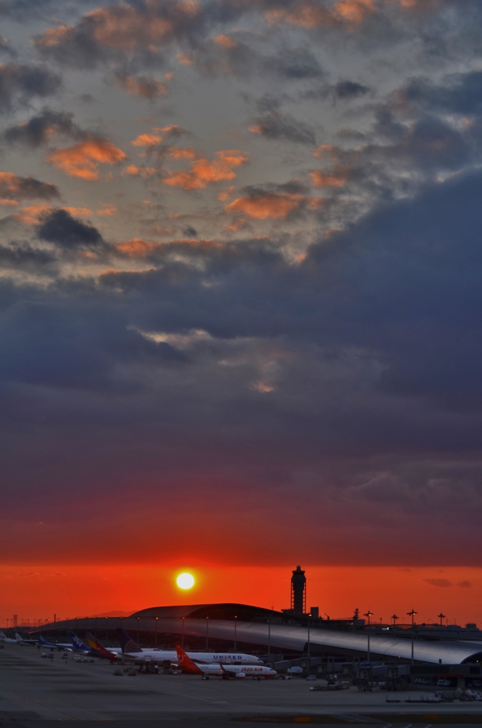 夕日の空港