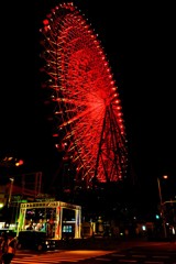 赤に