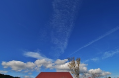 赤屋根に雲