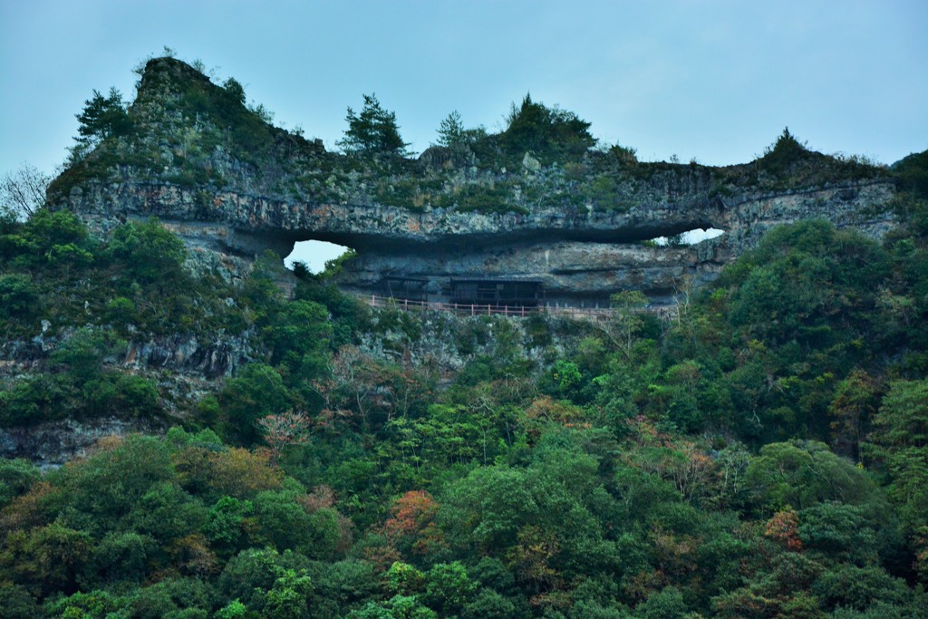 穴開き山