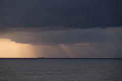 雨降る海