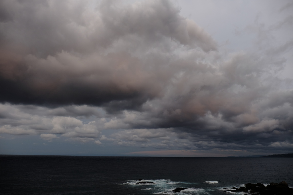 垂れ下がる雲（前の写真の右）