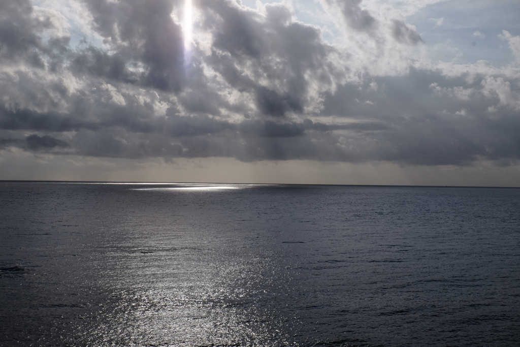 海原照らし雲間射す