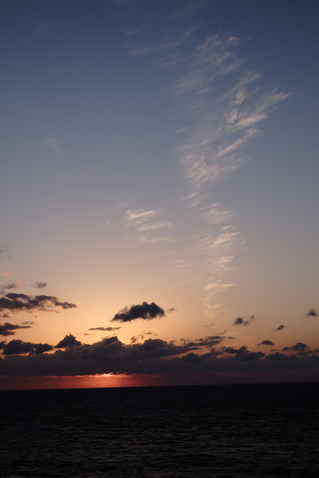 夕闇に立ち昇る煙雲