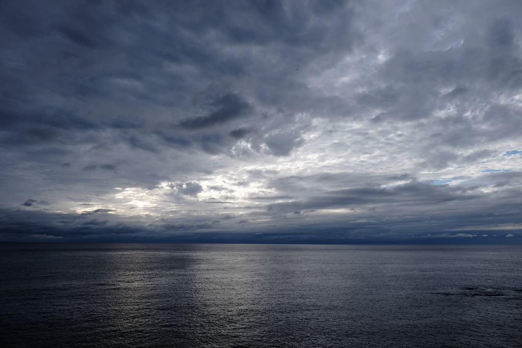静海に雲白し