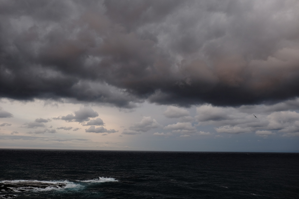 重雲の向こうの光（次の写真の左）