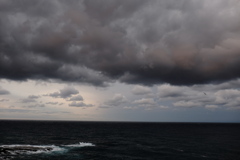 重雲の向こうの光（次の写真の左）