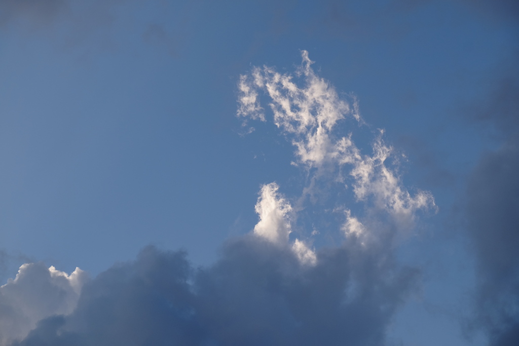 青空に光る雲