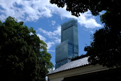 秋空に建つ