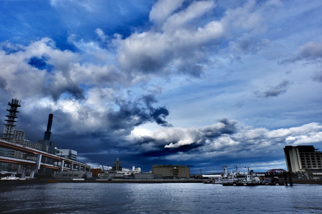 雲沸く港