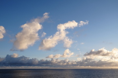 青空に立つ雲