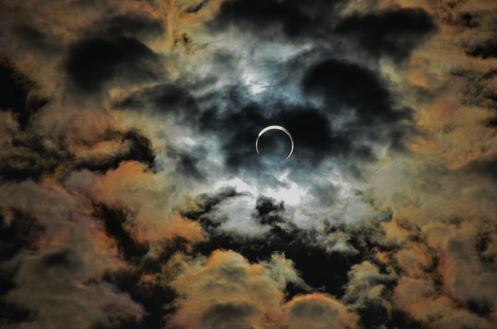 雲間の金環日食