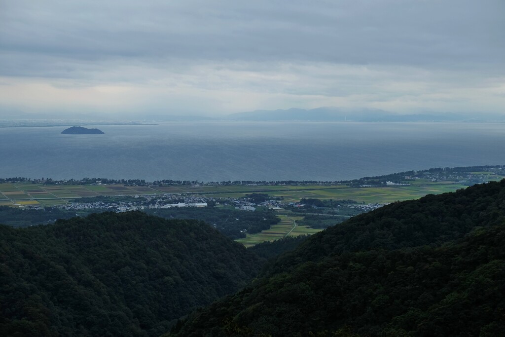 曇天琵琶湖