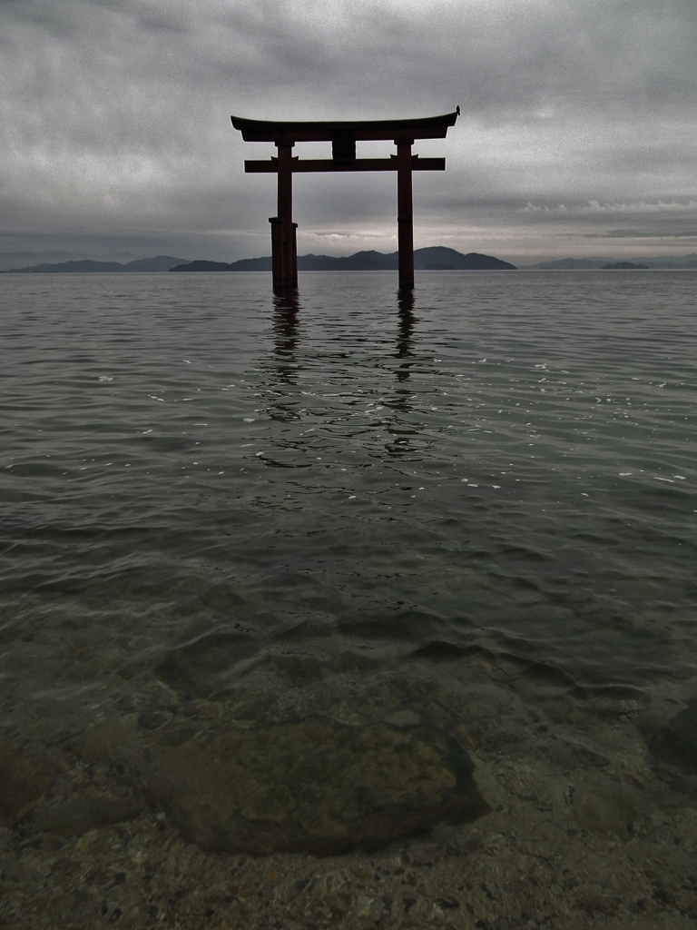 湖面に建つ