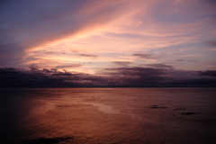 夕空映す海