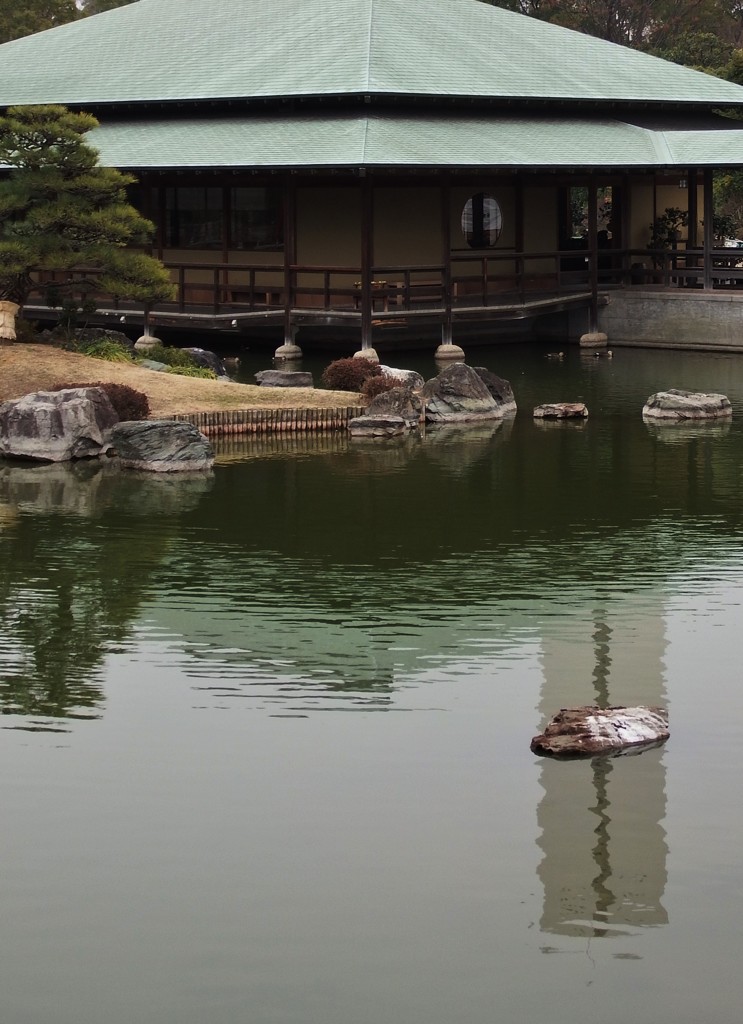 映る塔