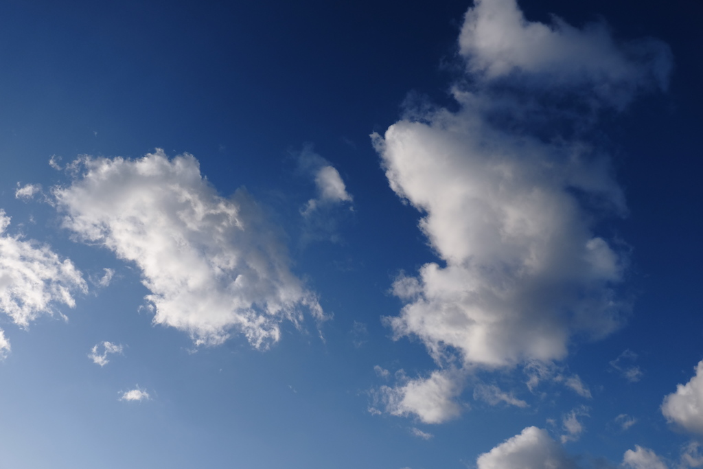 青い空に白い雲
