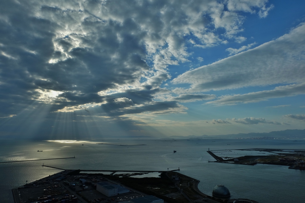 遮る雲の間から