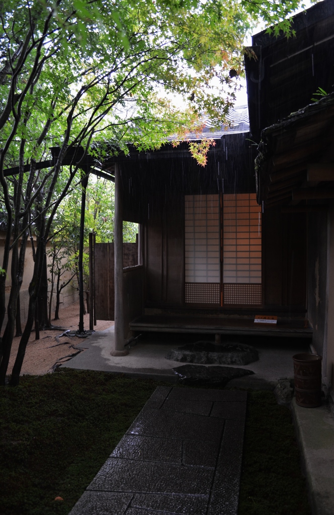 灯漏れる茶室