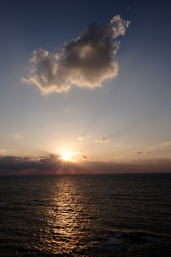 夕日の上の雲