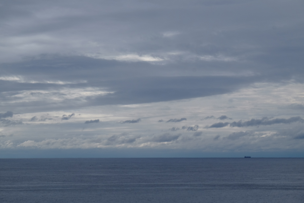 雲小刻みに波静か
