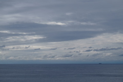 雲小刻みに波静か