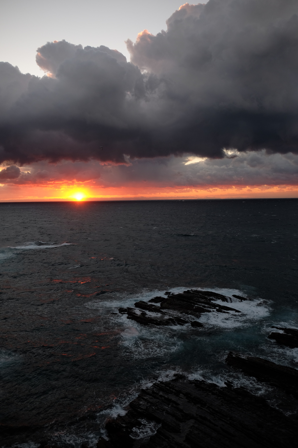 夕日と黒雲
