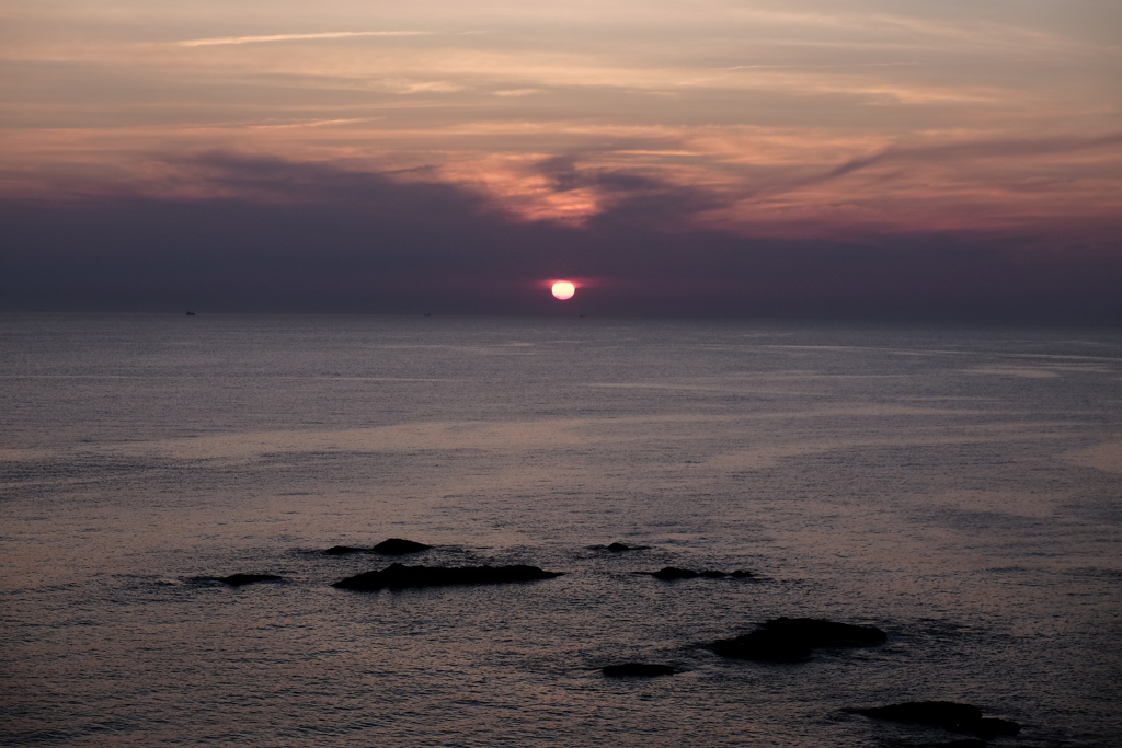 暗闇にかかる夕日
