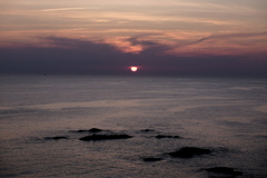 暗闇にかかる夕日